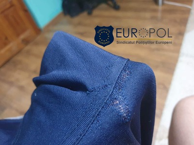 Sindicaliştii din Poliţie avetrtizează că, după doar o lună de folosire, noile uniforme se deteriorează: Pantalonii s-au rupt, jachetele s-au uzat, iar inscripţiile cu “Poliţia” s-au dezlipit - FOTO