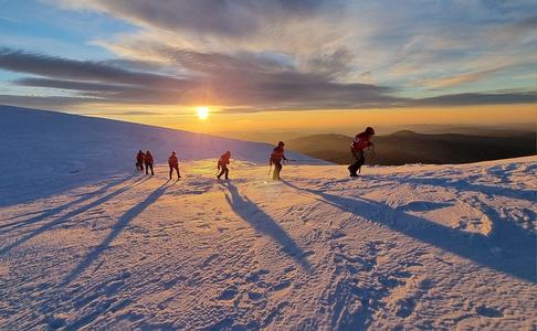 Salvamontiştii avertizează că sezonul de iarnă a debutat ”în forţă”, cu un număr îngrijorător de mare de accidente / Recomandările salvatorilor montani

