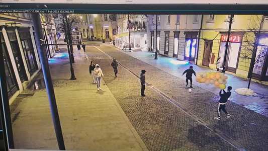 Tineri care au vandalizat mai multe bunuri din centrul Sibiului, identificaţi cu ajutorul camerelor de supraveghere / Şase persoane, acuzate că au distrus două bănci smart şi 9 reflectoare pentru iliminat arhitectural – FOTO/ VIDEO

