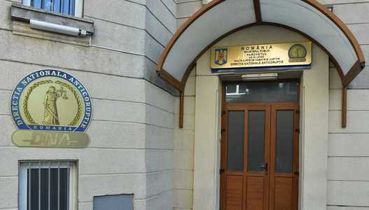 Managerul Serviciului de Ambulanţă Maramureş, directorul economic şi alţi doi angajaţi, trimişi în judecată de DNA pentru uz de fals şi abuz în serviciu