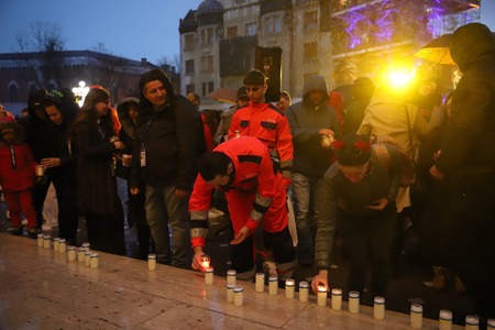 Timişoara: 365 de lumânări au fost aprinse pe treptele Operei Române, câte una pentru fiecare zi de război în Ucraina