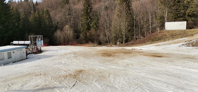 Două pârtii din Poiana Braşov destinate schiorilor avansaţi vor fi închise, la o lună de la deschiderea sezonului de iarnă, din cauză că zăpada s-a topit - FOTO
