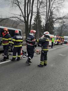 UPDATE - Accident cu şapte victime, pe DN 13, în judeţul Braşov/ Patru persoane, între care o fetiţă de doi ani, transportate la spital/ Unul dintre răniţi, preluat de elicopterul SMURD