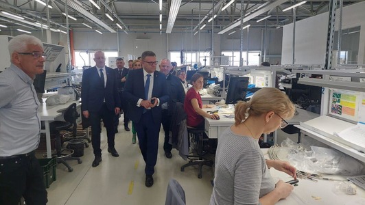 Marius Budăi, vizită la Cluj – Ministrul a apreciat angajatorii care acordă atenţie pregătirii profesionale a angajaţilor

