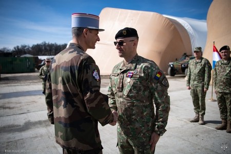 MApN: Colonelul Laurent Luisetti a preluat comanda Grupului de luptă al NATO în România de la colonelul Alexandre de Féligonde / Ceremonia, la Cincu