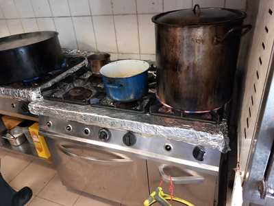Firmă care oferă servicii de catering pentru mai multe unităţi de învăţământ din Bucureşti, închisă temporar de ANPC/ Au fost găsite, printre altele, materii prime expirate şi echipamente de gătire neigienizate - FOTO