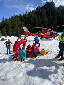 Braşov: Intervenţie a salvamontiştilor şi a unui elicopter SMURD pentru preluarea unei turiste rănite după ce a alunecat pe gheaţă, pe un traseu închis în această perioadă