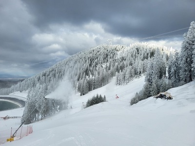 Primăria Braşov anunţă că sezonul de schi se prelungeşte până în luna aprilie. Administratorii pârtiilor din Poiana Braşov au pus în funcţiune tunurile care produc zăpadă artificială
