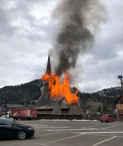 Maramureş: Biserica de lemn în stil maramureşean din Parohia Borşa Complex a ars în totalitate, în ziua Floriilor - FOTO 