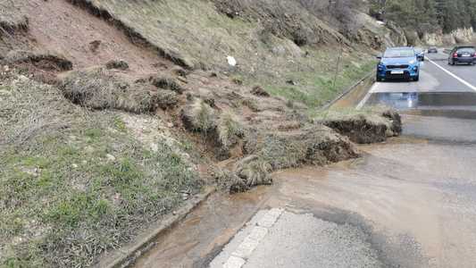 Alunecare de teren pe drumul european 578, în Harghita. Valul de pământ a ajuns până pe carosabil
