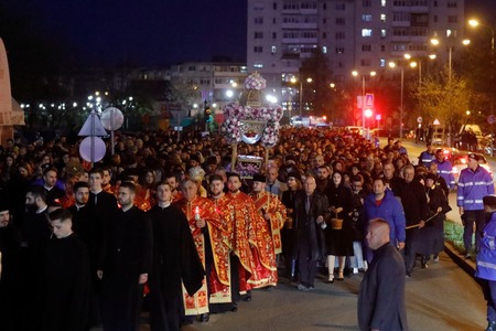 Buzău: Peste 3.000 de persoane au participat la Denia Prohodului Domnului şi la procesiune cu Sfântul Epitaf - FOTO, VIDEo