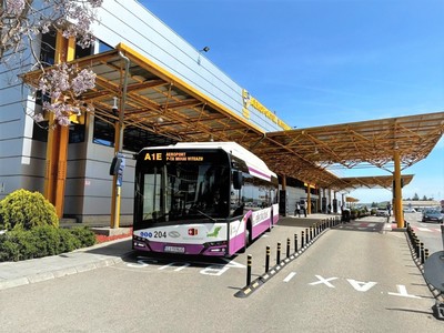 Linie de autobuz de la Aeroportul Cluj către centrul municipiului Cluj-Napoca / Se circulă cu autobuze electrice, preţul unui bilet fiind de 6 lei

