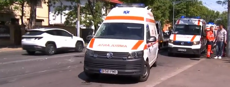 O ambulanţă care transporta o gravidă la spital, răsturnată după ce a fost lovită de un autoturism într-o intersecţie din Bucureşti - FOTO
