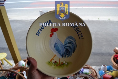 Obiecte produse în Bulgaria, vândute ca ceramică de Horezu de către comercianţii din zonă. Sute de farfurii, oale şi ceasuri au fost ridicate. Poliţia a deschis şapte dosare penale - FOTO
