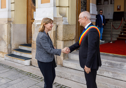 Vizită a ambasadorului SUA, Kathleen Kavalec, la Cluj, pentru a evidenţia angajamentul faţă de Transilvania/ Ea s-a întâlnit cu primarul Emil Boc şi a vizitat Baza Aeriană 71 de la Câmpia Turzii