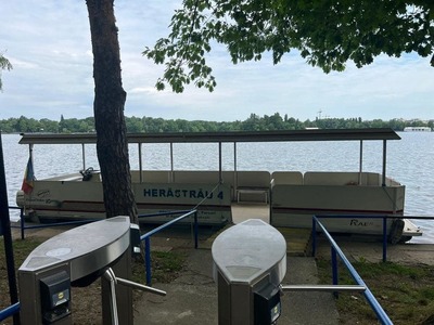 Primarul Capitalei a anunţat că, începând de joi, bucureştenii se pot plimba cu vaporaşul pe lacul Herăstrău