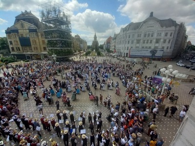 Paradă a portului popular german la Timişoara / Aproape o mie de şvabi, veniţi din întreg Banatul, dar şi din Germania, la cea mai mare sărbătoare