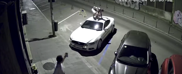 UPDATE - Tânăr filmat în timp ce dansa pe capota unei maşini, în apropiere de Poliţia Capitalei / Proprietarul maşinii a sesizat Poliţia - FOTO / VIDEO