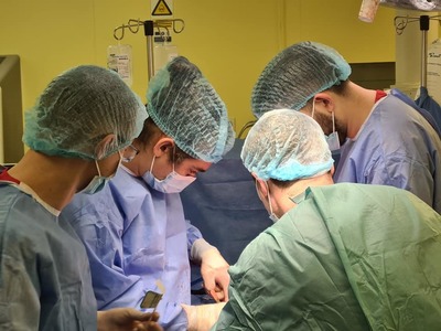 Medicii de la Institutul Clinic Fundeni şi Spitalul Clinic „Dr. C. I. Parhon” Iaşi au realizat cu succes un transplant hepatic şi două renale pe trei pacienţi