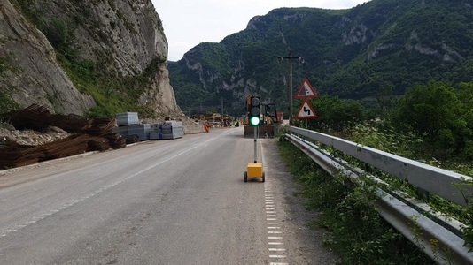 Restricţii de circulaţie pe Clisura Dunării/ Sunt lucrări de punere în siguranţă a versanţilor unde există riscul de prăbuşire a pietrelor - FOTO

