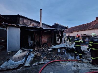 UPDATE - Arad: Incendiu izbucnit la o hală construită din panouri termoizolante / Pompierii intervin cu o autospecială / Incendiul se manifesta la un cuptor de pâine şi la mobilier