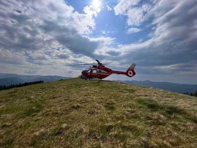 Prahova: Turist străin, surprins de o viitură în Munţii Baiului, salvat de către salvamontişti şi preluat de un elicopter