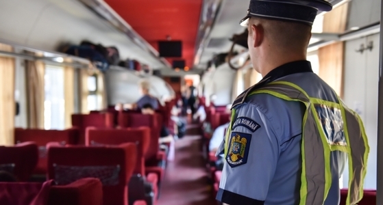 Poliţiştii de la Transporturi au efectuat controale, în ultima săptămână, pentru menţinerea ordinii şi liniştii publice în staţii de cale ferată, trenuri de călători, porturi şi aeroporturi / Patrule în 158 de staţii şi triaje şi în 1.074 de trenuri