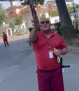 Paznici ai Spitalului Judeţean din Brăila, filmaţi în timp ce înjură şi fac gesturi obscene către un aparţinător / Poliţia a deschis dosar penal pentru purtare abuzivă - VIDEO