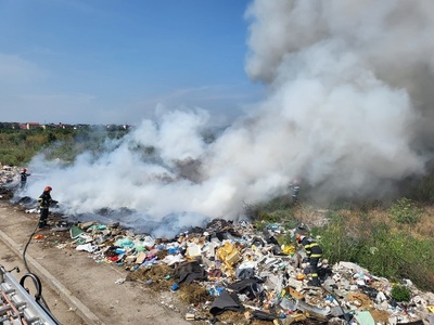 Incendiu pe un teren de la marginea Ploieştiului. Ard tone de gunoi depozitat ilegal - FOTO
