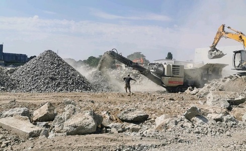 O firmă care realizează lucrări de demolare în municipiul Constanţa a fost amendată cu 100.000 de lei de Garda de Mediu pentru că nu a luat măsuri ca praful să nu se răspândească în zonă