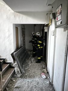 Explozie la un apartament situat pe Şoseaua Berceni din Capitală / 40 de persoane au fost evacuate, iar o femeie de 62 de ani a fost transportată la spital cu arsuri pe faţă - FOTO, VIDEO