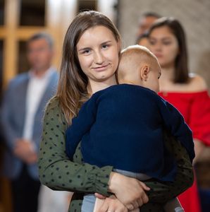 Anchetă internă la maternitatea din Botoşani, după ce o tânără însărcinată în 13 săptămâni a murit după o noapte de spitalizare. Presa locală publică mesaje în care tânăra se roagă de medici să o chiureteze