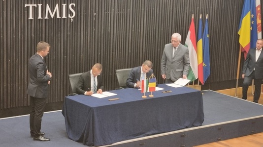 Două puncte noi de trecere a frontierei spre Ungaria, în judeţul Timiş/ Ministrul Transporturilor Sorin Grindeanu şi ministrul de Externe al Ungariei Peter Szijjarto au semnat un memorandum - FOTO
