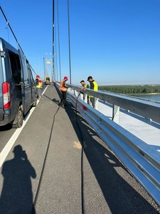 CNAIR anunţă că a fost finalizată verificarea tuturor şuruburilor parapetului de siguranţă de pe Podul Suspendat peste Dunăre de la Brăila: Din totalul de 100.000 de şuruburi, au fost slăbite un număr de 401, ceea ce înseamnă aproximativ 0,4%