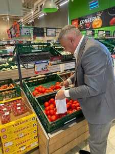 Ministrul Agriculturii: Ordonanţa privind stoparea creşterii preţurilor pentru alimentele de bază se dovedeşte o măsură eficientă, pe care o vom prelungi/ Lista produselor alimentare cu adaos comercial limitat poate fi extinsă