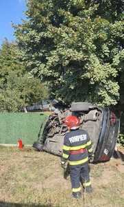 Argeş: Un mort şi un rănit, după ce autoturismul în care se aflau s-a răsturnat