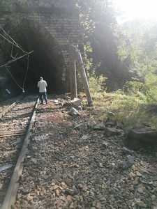 Trafic feroviar întrerupt, între Lainici şi Petroşani, după căderea unor bucăţi de stâncă de pe versant/ CFR: Călătorii din mai multe trenuri sunt transbordaţi cu mijloace auto - FOTO
