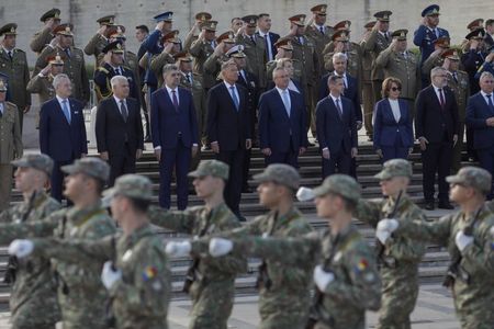 UPDATE - Ceremonii de Ziua Armatei / Iohannis: Militarii români, elemente-cheie în menţinerea posturii de descurajare şi apărare a NATO în regiunea Mării Negre / Mesajele transmise de premier, preşedintele Senatului şi ministrul Apărării 