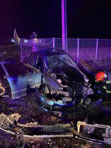 UPDATE - Cluj: Grav accident rutier la ieşirea din Gherla / Doi oameni au murit / Una dintre victime a fost găsită aruncată în afara autoturismului - FOTO