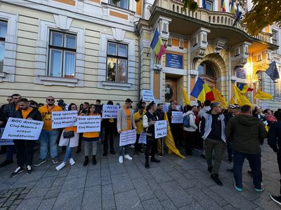 Protest organizat de AUR în faţa Primăriei Cluj-Napoca, faţă de ”mafia imobiliară”, ”traficul infernal” şi faţă de administraţia Boc
