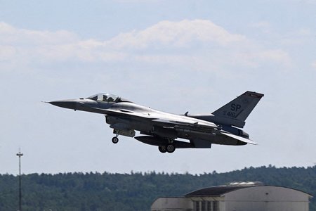 Ministerul Apărării: Primele cinci aeronave ale Centrului European de Instruire F-16 au aterizat la Feteşti / Centrul va asigura pregătirea piloţilor, inclusiv a celor din Ucraina