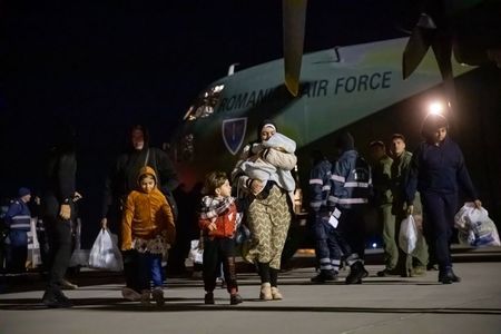 Cei 41 de cetăţeni români şi membri de familie evacuaţi recent din Fâşia Gaza au ajuns în România, prin intermediul unui zbor realizat cu sprijinul MApN - FOTO