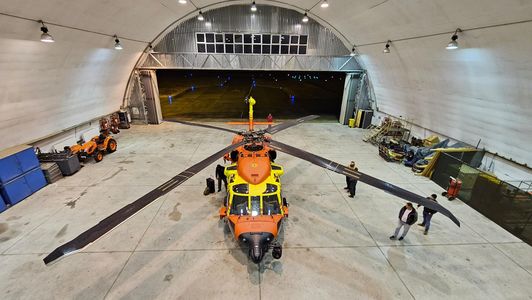 Primul elicopter BlackHawk, destinat gestionării situaţiilor de urgenţă, a ajuns la sediul Inspectoratului General de Aviaţie al MAI / Alte trei aparate de zbor similare vor fi livrate săptămâna următoare - FOTO