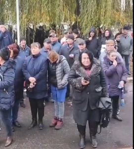 Protest la producătorul de tehnică militară CARFIL din Braşov. Salariaţii reclamă că noile măsuri fiscal-bugetare „vor avea ca efect falimentul acestei industrii” - FOTO, VIDEO
