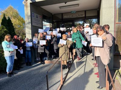 A doua zi de proteste la Casa de Pensii Timiş/ Angajaţii cer salarii mai mari - VIDEO