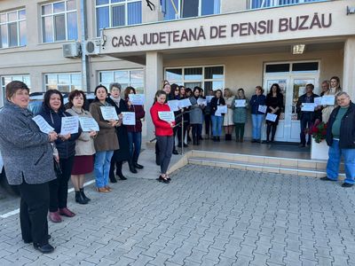 Protest al angajaţilor Casei Judeţene de Pensii Buzău, care solicită salarii precum cele ale colegilor din Casa Naţională sau ale celor de la ANAF - FOTO