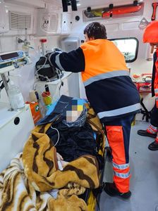 Constanţa: O tânără însărcinată, în vârstă de 19 ani şi o femeie de 80 de ani, preluate cu şenilata şi aduse la ambulanţă pentru a fi transportate la spital - FOTO
