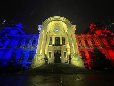 Palatul CEC, iluminat în culorile Tricolorului, de Ziua Naţională a României - FOTO
