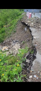 Alba: Protest spontan organizat de o asociaţie care cere repararea unui drum naţional afectat de inundaţii în 2021 şi lăsat nereabilitat - FOTO