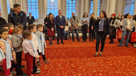 ”Copii pentru copii”, concert de colinde şi schimb de daruri între copii, la Senatul României / Elevii bucureşteni au oferit cadouri de Crăciun celor 100 de copii de la Şcoala Gimnazială nr. 1 Unirea, din judeţul Călăraşi